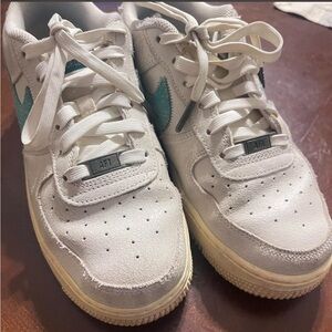 White and blue Nike Air Force 1 trainers Size 6Y EUR 38.5